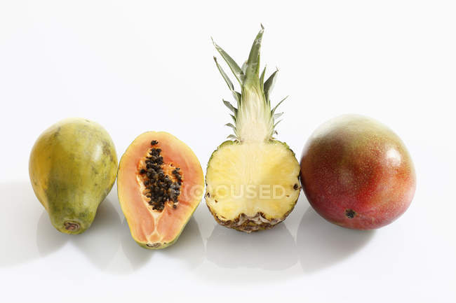 Frutas exóticas enteras y cortadas a la mitad - foto de stock