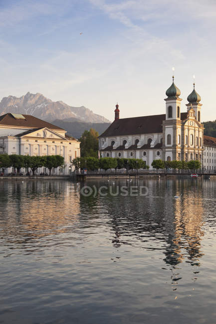 Svizzera, Lucerna, Veduta della chiesa con il fiume Reuss e la montagna sullo sfondo — Foto stock