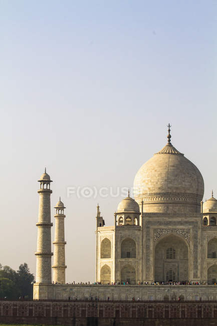 La gente al Taj Mahal alla luce del sole — Foto stock