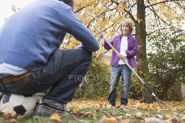 Junge sammelt Herbstblätter — Stockfoto
