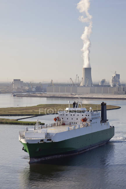 Germania, Rostock, Veduta della nave con il porto e la centrale elettrica sullo sfondo — Foto stock
