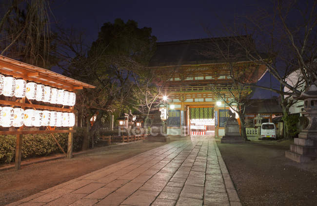 Japón, Kioto, Linternas de papel tradicionales en el templo por la noche - foto de stock