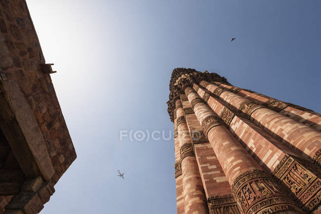 Índia, Delhi, Qutub Minar com céu azul no fundo — Fotografia de Stock