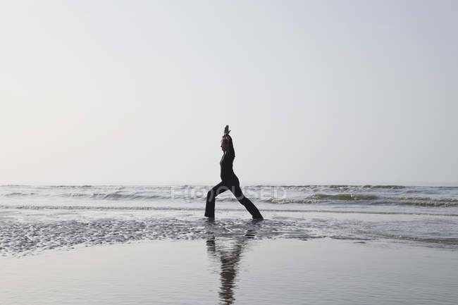 Бельгия, Молодая женщина, тренирующаяся в Северном море — стоковое фото