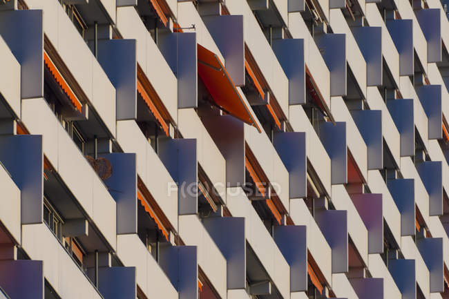 Alemania, Baden Wuerttemberg, Edificio de apartamentos con balcón - foto de stock