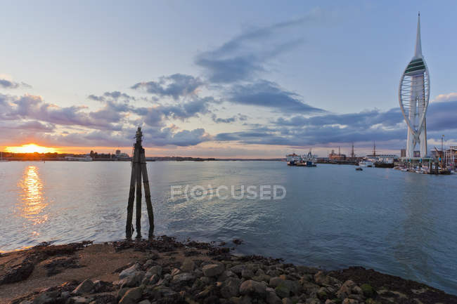 Inglaterra, Hampshire, Portsmouth, Vista da Torre Spinnaker em Gunwharf Quays ao pôr-do-sol — Fotografia de Stock