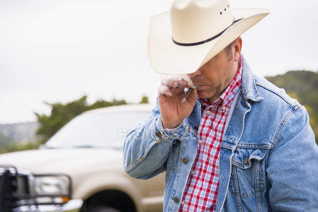 Texas, Vaquero fumando cigarro, primer plano - foto de stock