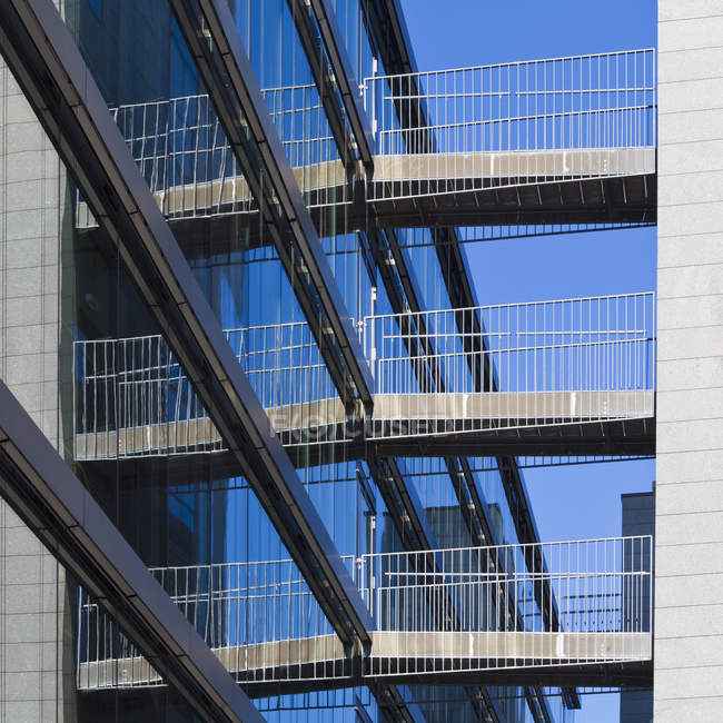Germania, Baden Wuerttemberg, Veduta del moderno edificio per uffici con lungomare — Foto stock