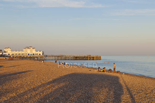 Veduta della spiaggia al South Parade Pier di giorno, Portsmouth, Hampshire, Inghilterra — Foto stock