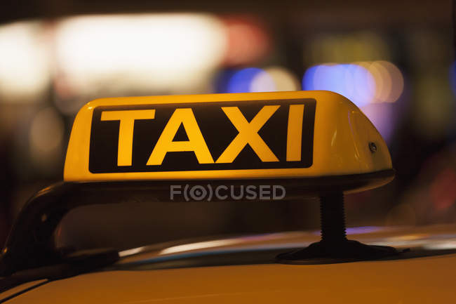 Підсвічений знак на таксі, що показує наявність — стокове фото