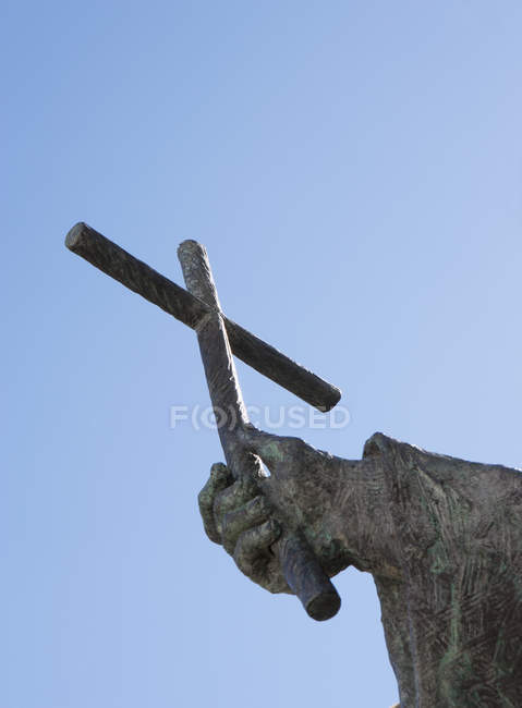 Spagna, Ronda, Statua con croce contro il cielo — Foto stock