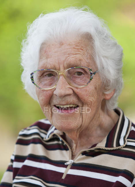 Retrato de una mujer mayor mirando a la cámara - foto de stock