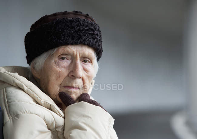 Seniorin blickt in Kamera — Stockfoto