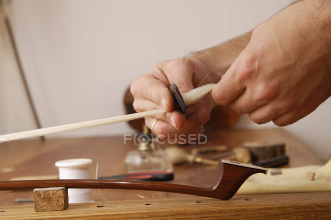 Handwerker bastelt Geige für Geige — Stockfoto