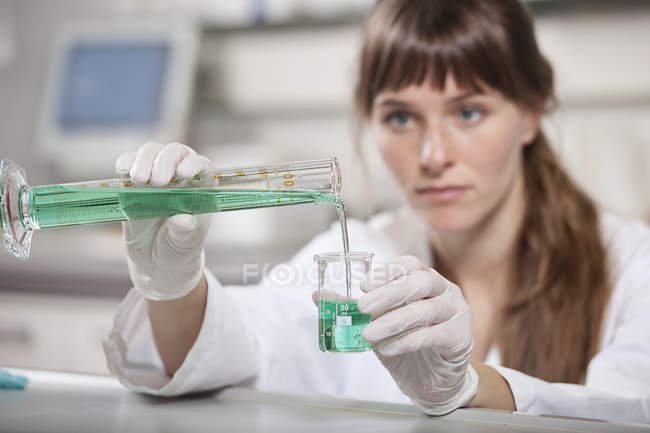 Scientist doing medical research — Stock Photo