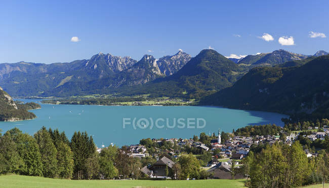 Stadt in der Nähe von See in den Bergen — Stockfoto