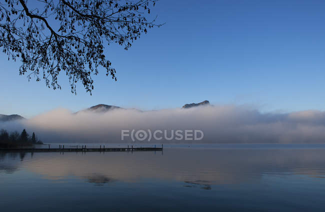 Австрия, вид на туманное озеро Мондзее осенью — стоковое фото
