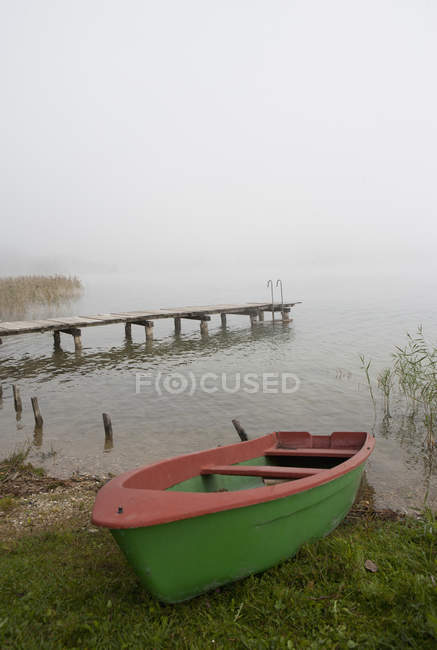 Áustria, Irrsee, Vista do barco no nevoeiro — Fotografia de Stock