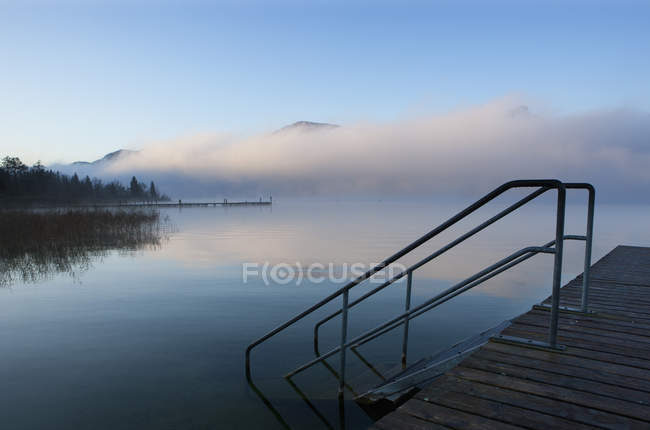 Austria, Veduta del Lago di Mondsee nebbioso durante l'autunno — Foto stock