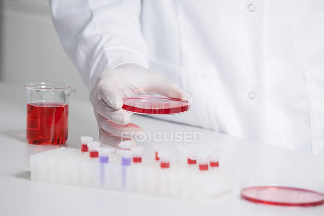 Scienziato con liquido rosso — Foto stock