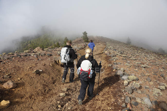 Escursionisti sulla Ruta de los Volcanes di giorno — Foto stock