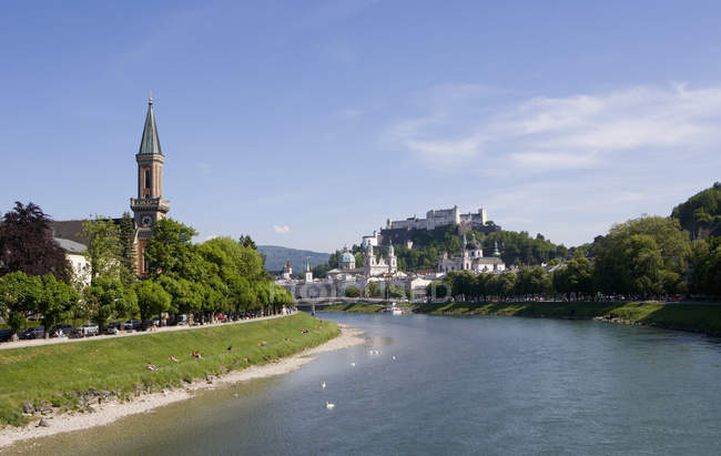 Австрія, Зальцбург, вид на місто з річки в денний час — стокове фото
