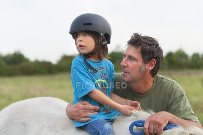 Padre e hijo con caballo en el campamento infantil — Stock Photo