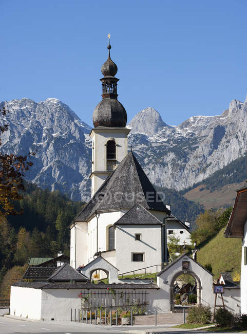 Alemanha, Baviera, Ramsau, Igreja de São Sebastião com Reiteralpe em segundo plano — Fotografia de Stock