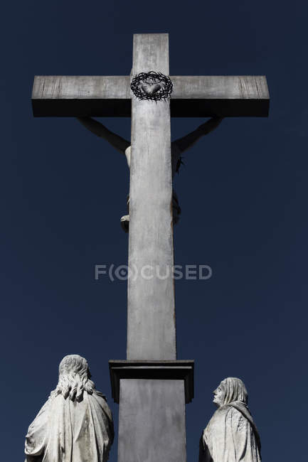 Cross and statues of Papal Palace in Avignon, Southern France — Stock Photo