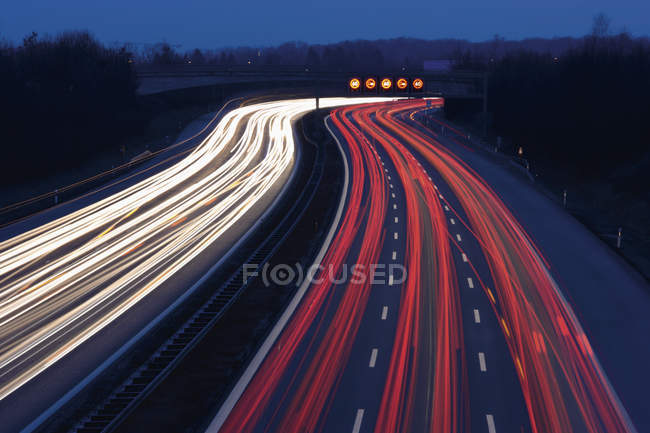 Ora di punta alla sera in autostrada a Monaco di Baviera, Germania — Foto stock