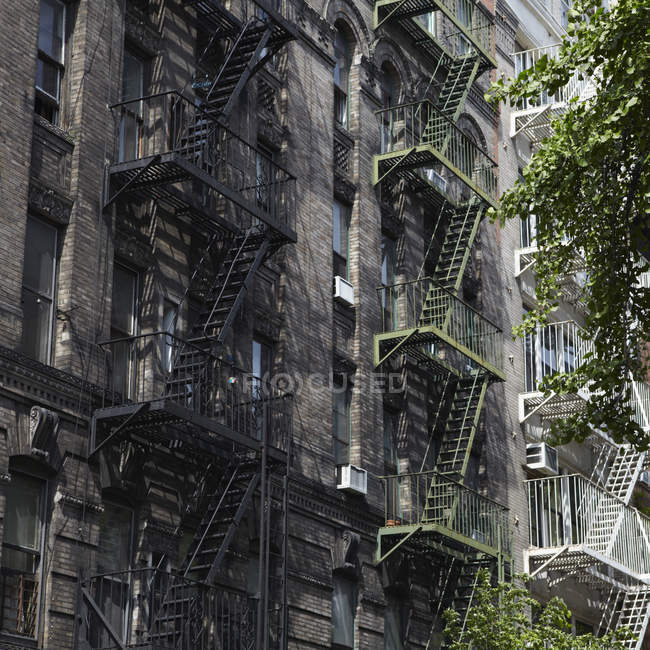 Edifício com escadas de escada de incêndio em Nova York, EUA — Fotografia de Stock