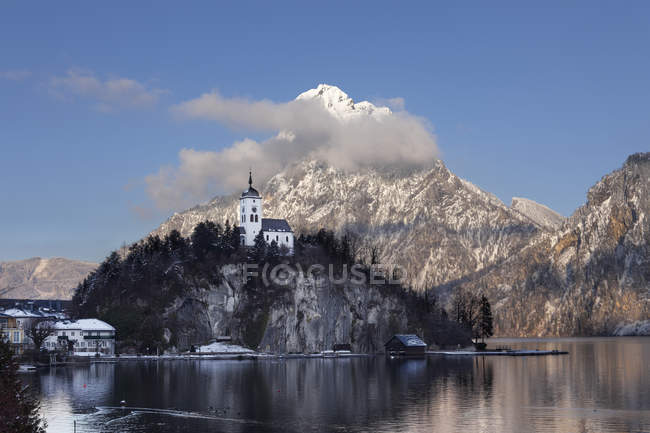 Áustria, Alta Áustria, Vista da aldeia de Traunkirchen e Montanha Traunstein com Lago Traunsee — Fotografia de Stock