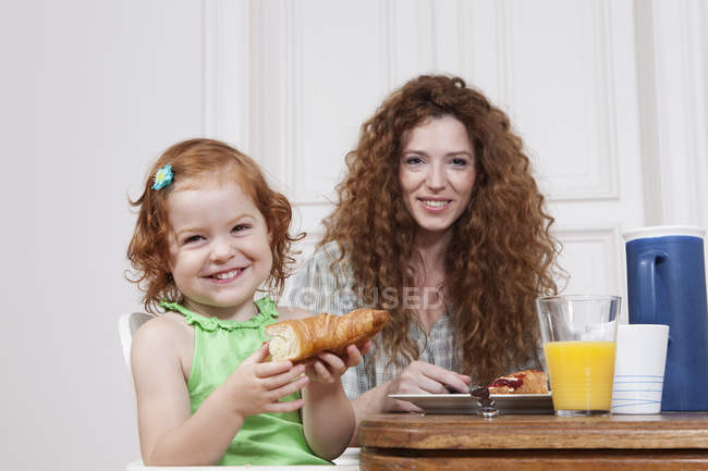 Mère et fille petit déjeuner — Photo de stock