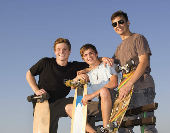 Austria, Giovani con skateboard, sorridente, ritratto — Foto stock