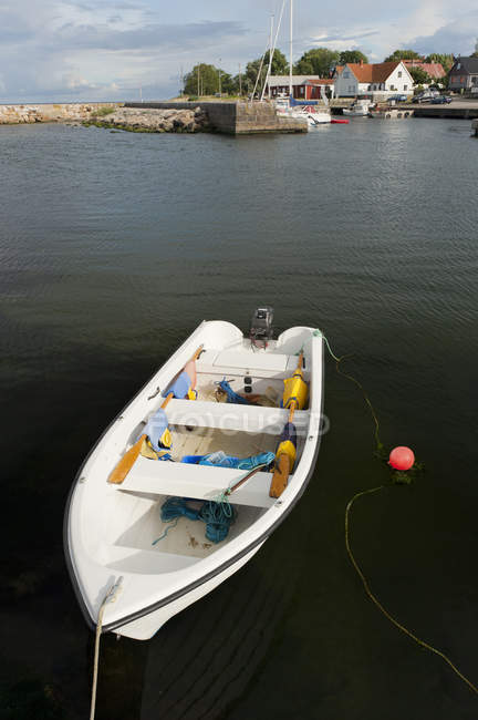 Svezia, Veduta della barca al porto di Baskemolla — Foto stock