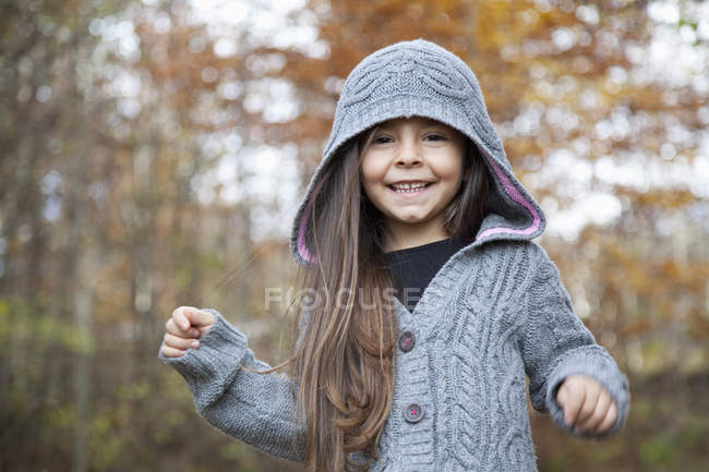 Портрет дівчині, посміхаючись на відкритому повітрі — стокове фото
