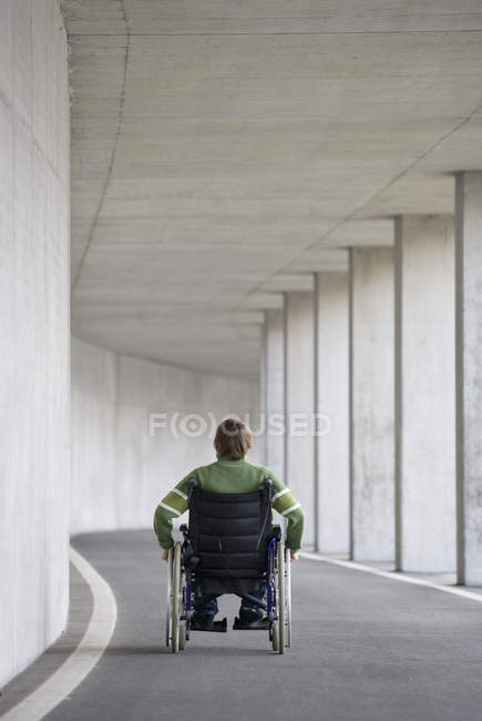 Jeune homme assis en fauteuil roulant au métro — Photo de stock