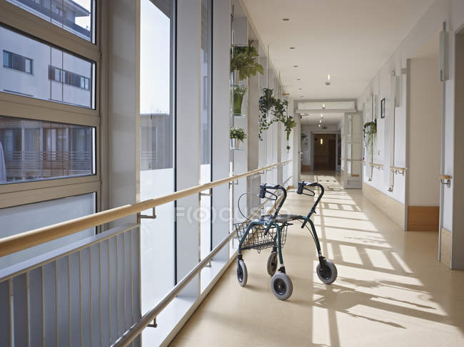 Cadre de marche dans le couloir de la maison de soins infirmiers — Photo de stock