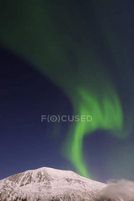 Aurora Borealis over snowy mountains — Stock Photo