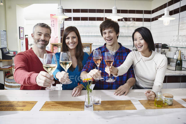 Чоловіки і жінки мають вино вдома разом — стокове фото