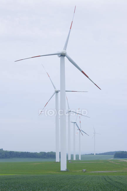 Germania, Baden-Wuerttemberg, turbine eoliche vicino Wertheim contro il cielo — Foto stock