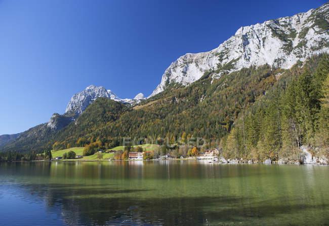 Alemania, Baviera, Ramsau, Vista de la montaña Reitertalpe con el lago Hintersee - foto de stock