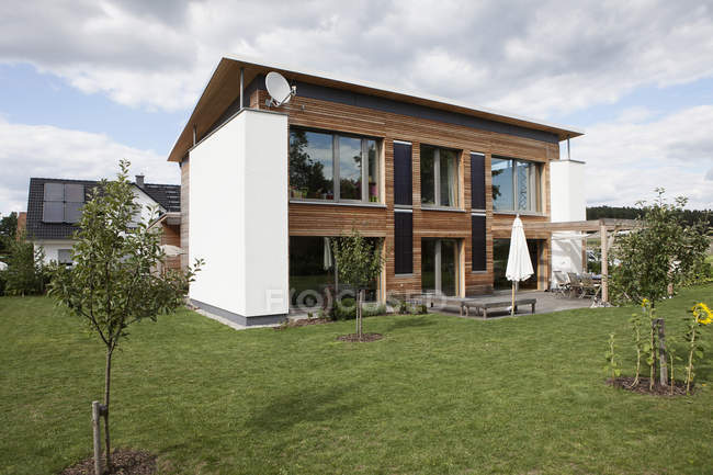 Façade de maison moderne à la campagne avec jardin — Photo de stock
