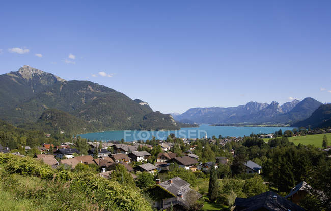 Austria,Salzkammergut, Saint Gilgen, town and mountain lake — Stock Photo