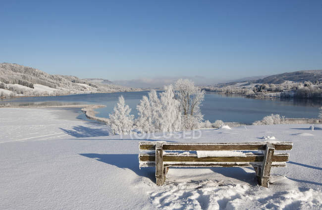 Austria, Banco nevado vacío, Lago Irrsee en el fondo - foto de stock