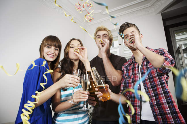 Молодые люди празднуют вместе — стоковое фото
