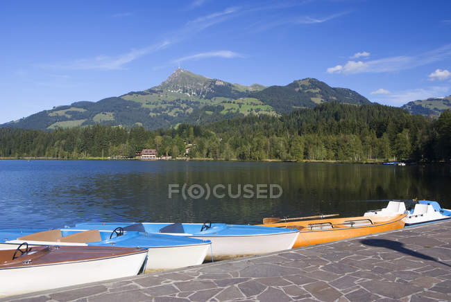 Lago di Schwarzsee con barche da pesca — Foto stock