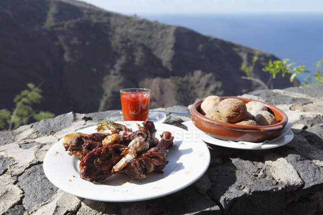 España, Carne de cabra con patata, primer plano - foto de stock