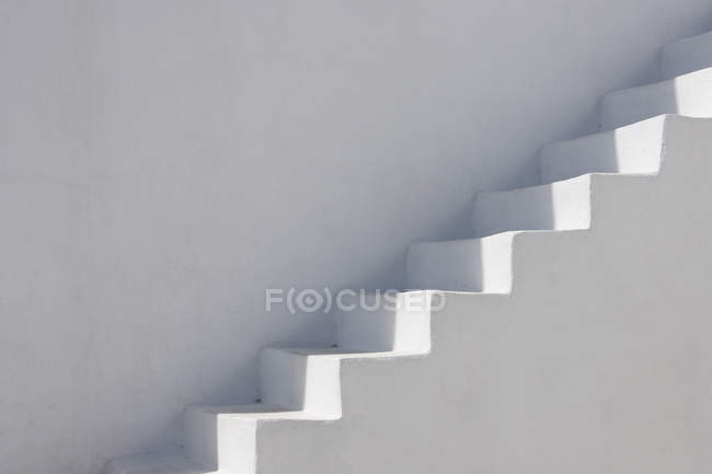 Fachada encalada con escalera en Santorini, Grecia - foto de stock