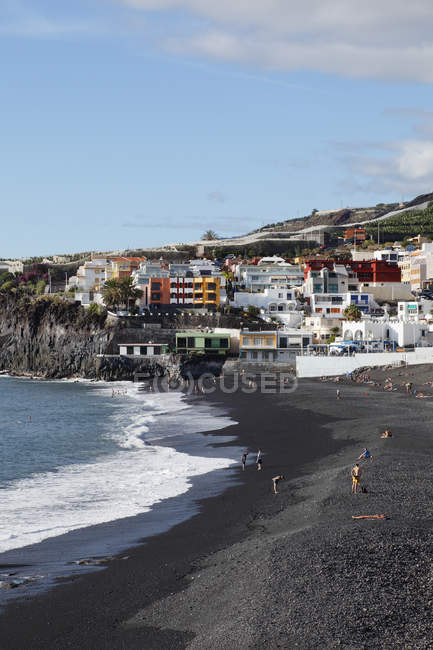España, Islas Canarias, La Palma, playa y edificios costeros - foto de stock